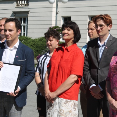 Moment okazania przekazywanych wniosków do władz miasta Radomia - inne ujęcie zdjęcia